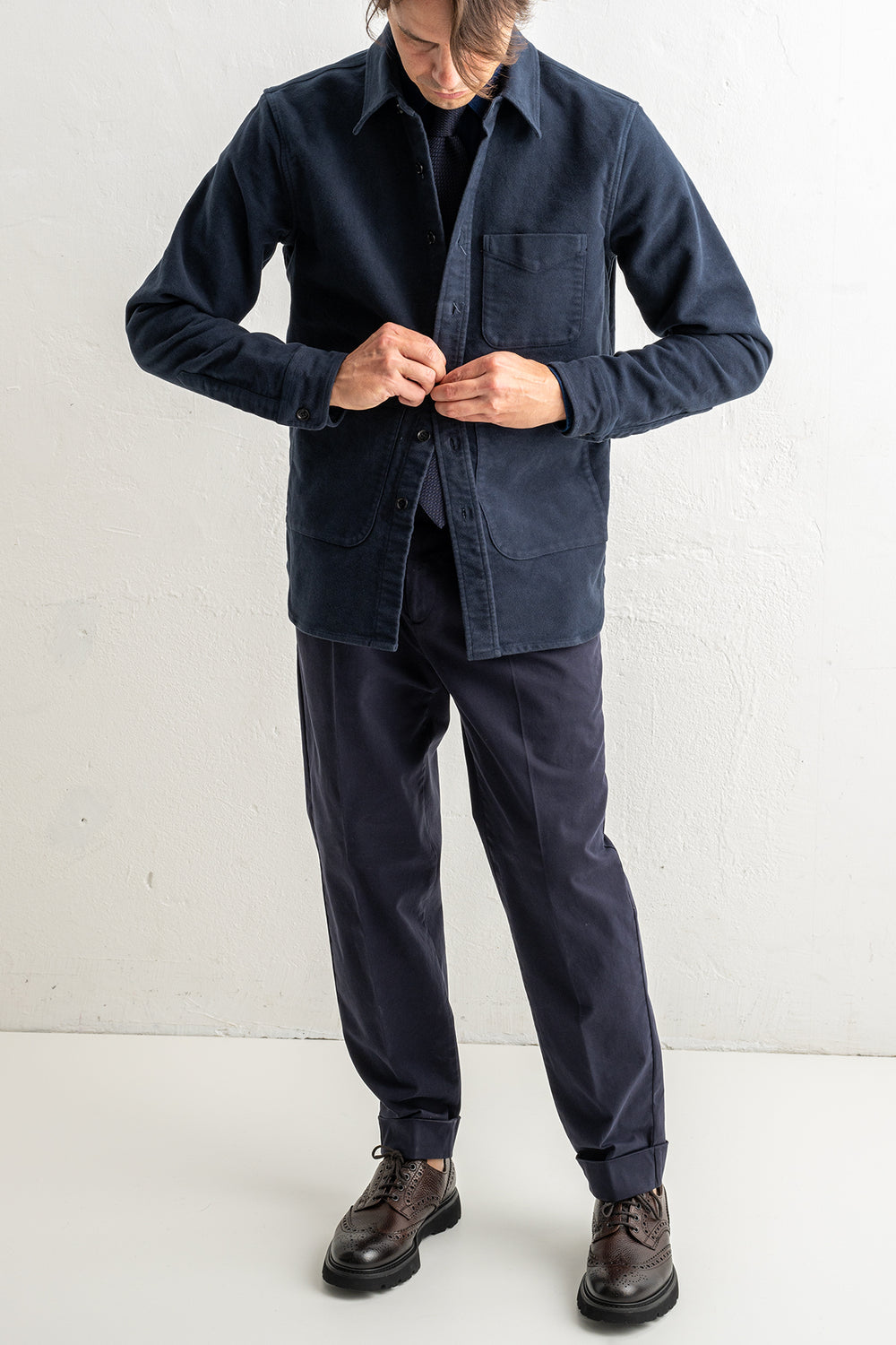 Moleskin UT Overshirt Navy – ASPESI, helbild på modell framifrån, knäpper jackan