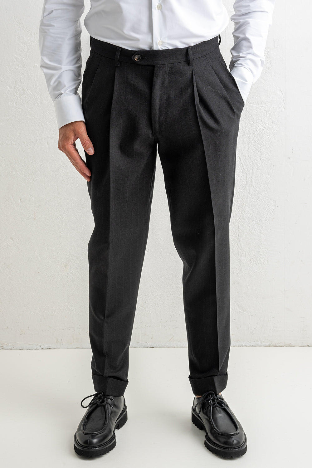 Two Pleat Trouser Black – LUIGI BIANCHI MANTOVA, byxorna på modell framifrån, dubbla pressveck
