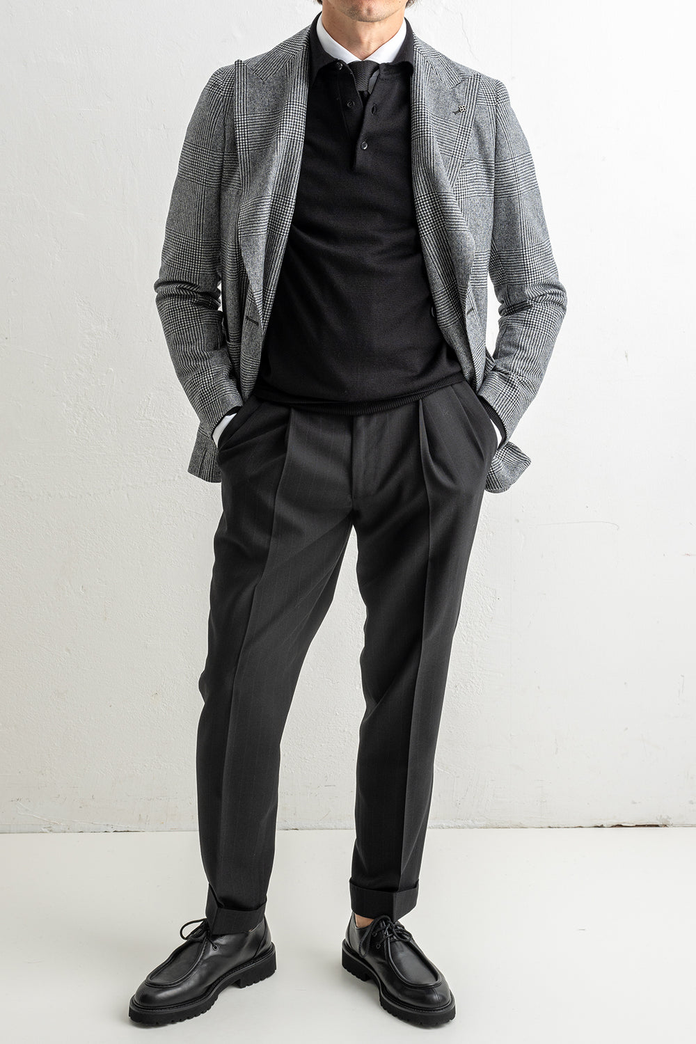 Double Breasted Checked Blazer Black/White – TAGLIATORE, helbild på modell framifrån med mörka byxor