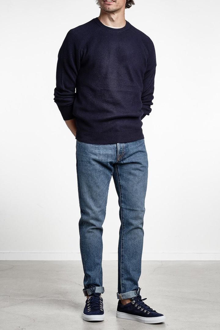 Cashmere Blend Raglan Sweater Navy – Adverb, closeup på materialet