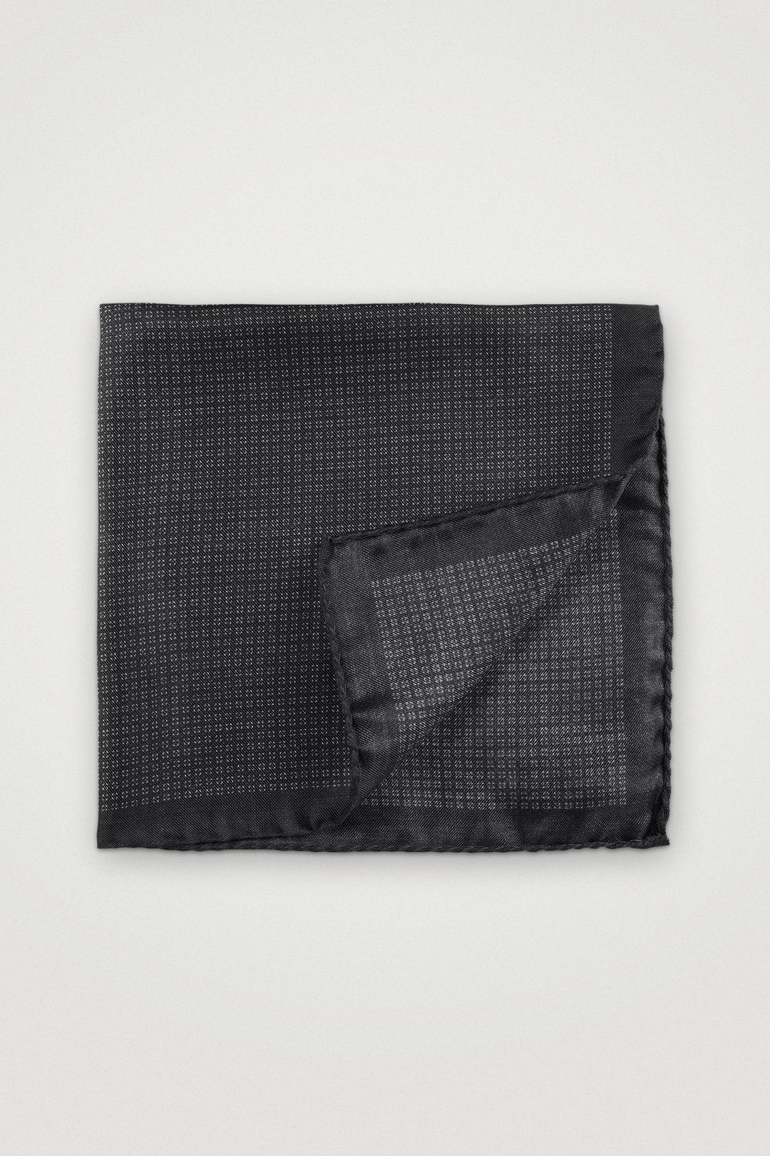 Silk Pocket Square With Micro Pattern Black – Amanda Christensen, framifrån