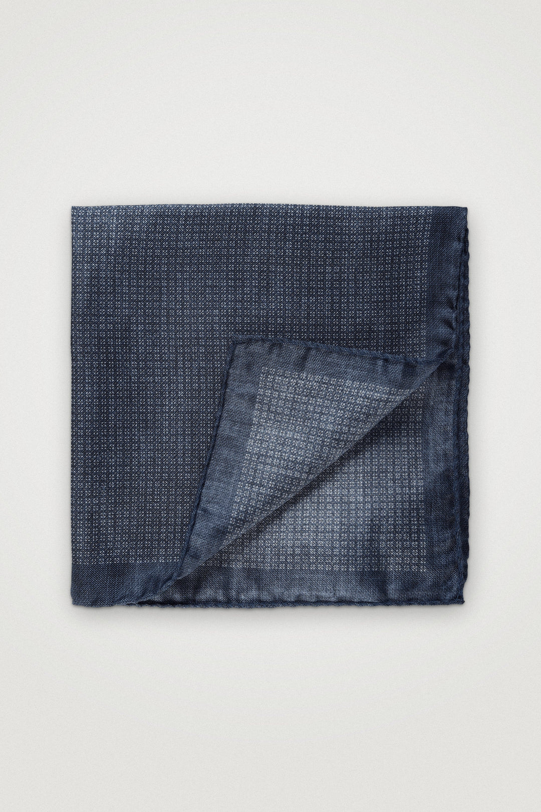 Silk Pocket Square With Micro Pattern Navy melange – Amanda Christensen, framifrån