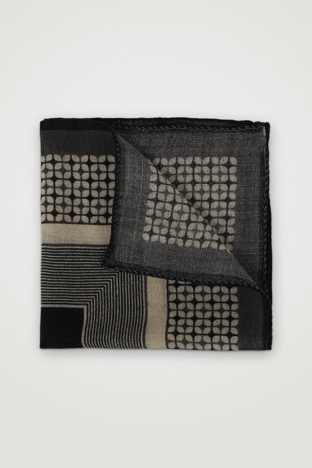 Wool Pocket Square With Graphic Grid Pattern Black – Amanda Christensen, framifrån