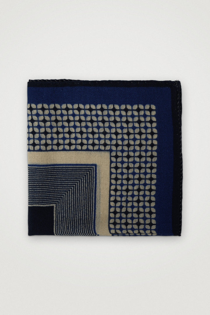 Wool Pocket Square With Graphic Grid Pattern Navy – Amanda Christensen, framifrån