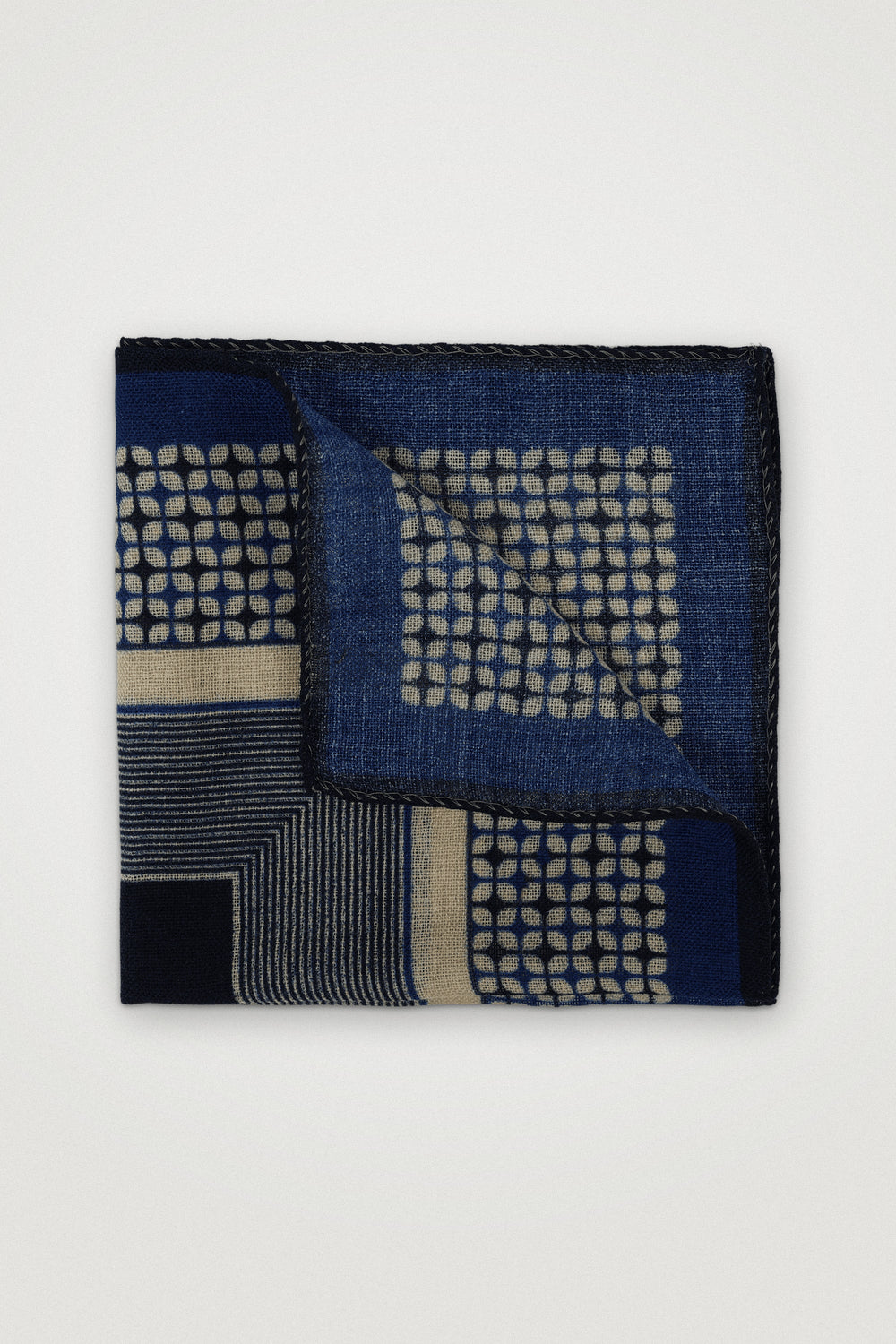 Wool Pocket Square With Graphic Grid Pattern Navy – Amanda Christensen, detalj