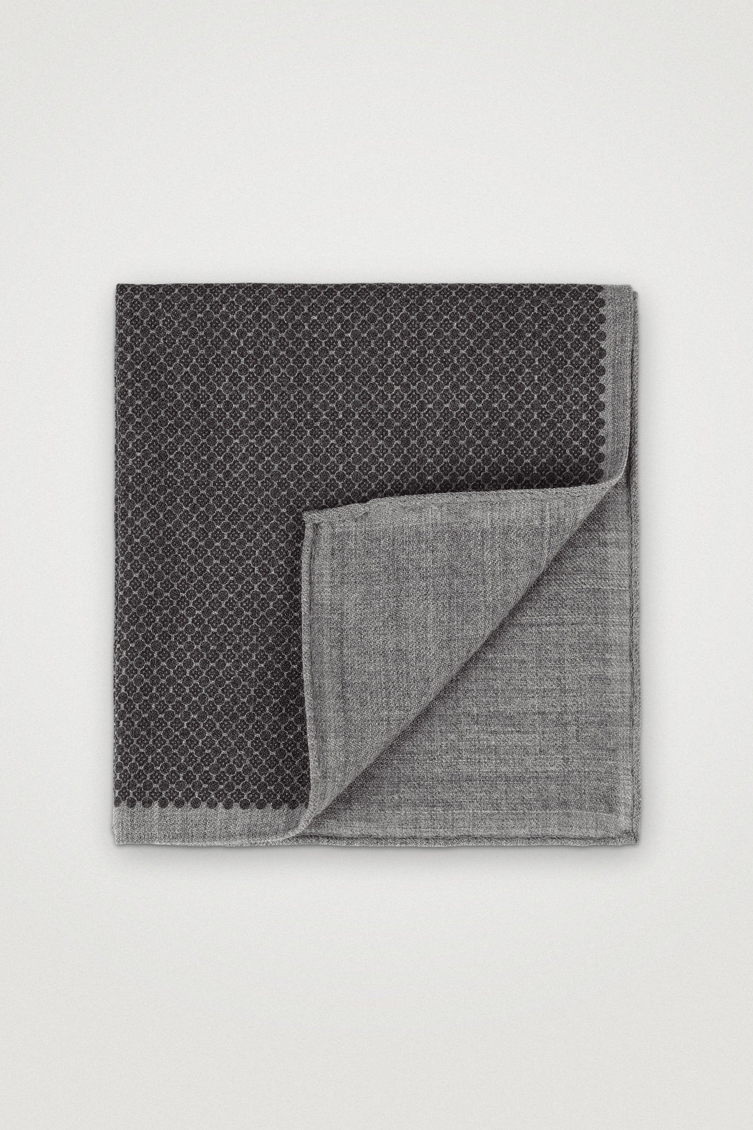 Wool Pocket Square With Medallion Pattern Bordeaux – Amanda Christensen, framifrån