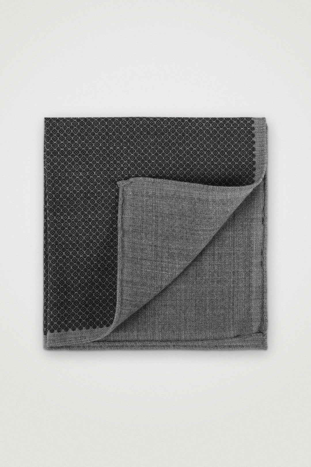Wool Pocket Square With Medallion Pattern DARK GREY – Amanda Christensen, framifrån