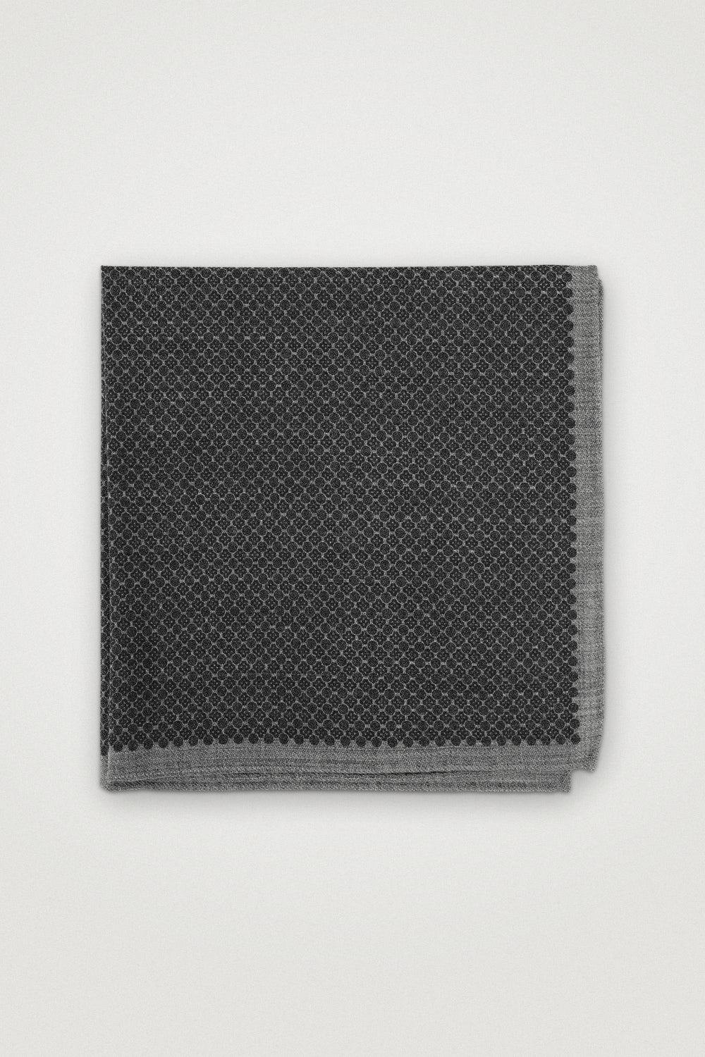 Wool Pocket Square With Medallion Pattern DARK GREY – Amanda Christensen, detalj