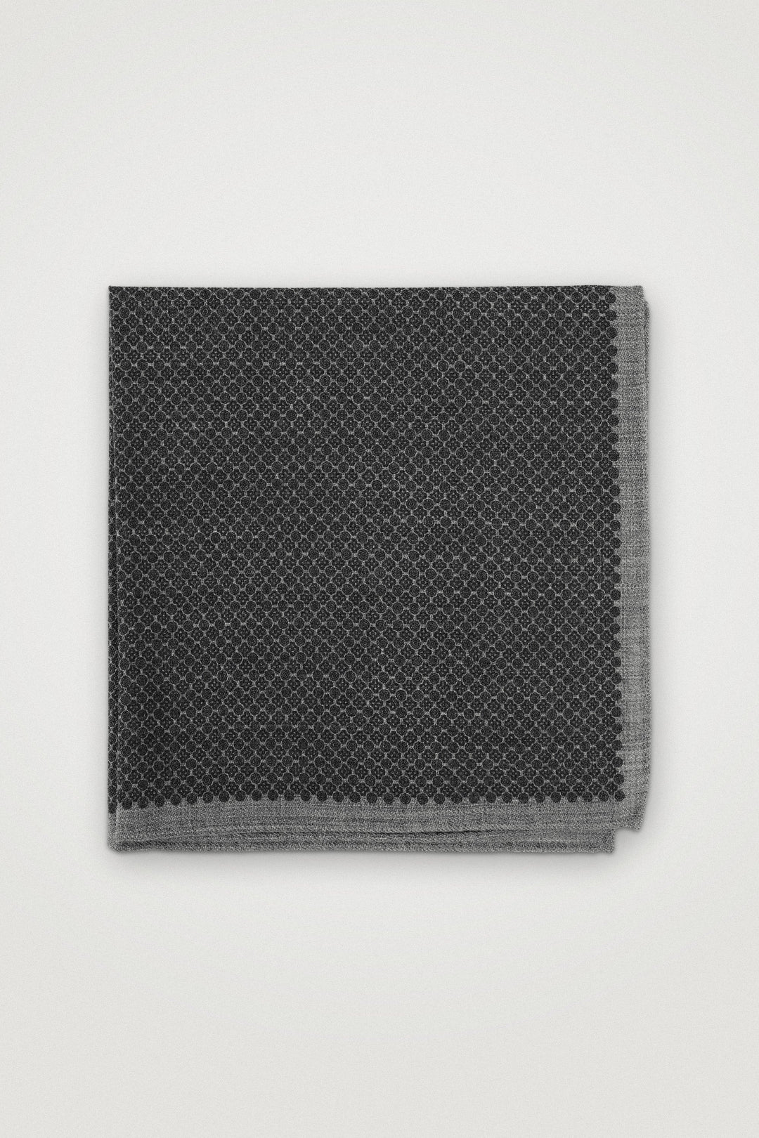 Wool Pocket Square With Medallion Pattern DARK GREY – Amanda Christensen, detalj