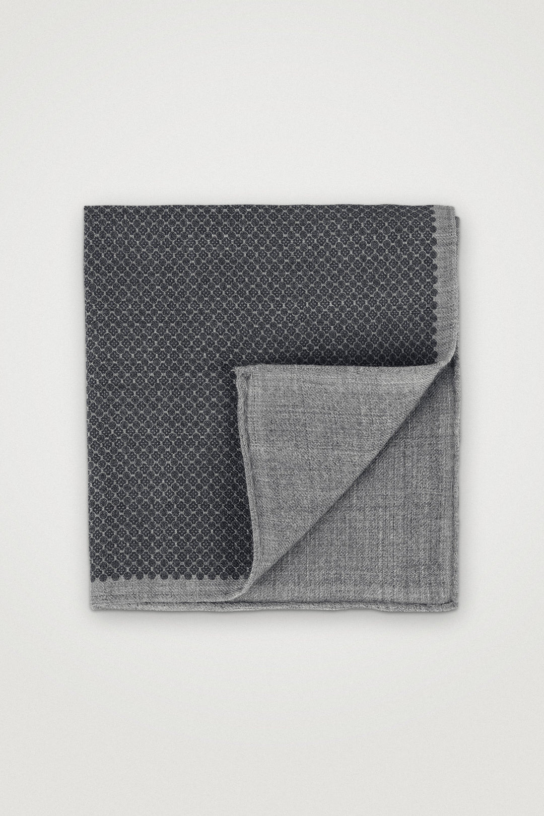 Wool Pocket Square With Medallion Pattern Navy – Amanda Christensen, framifrån