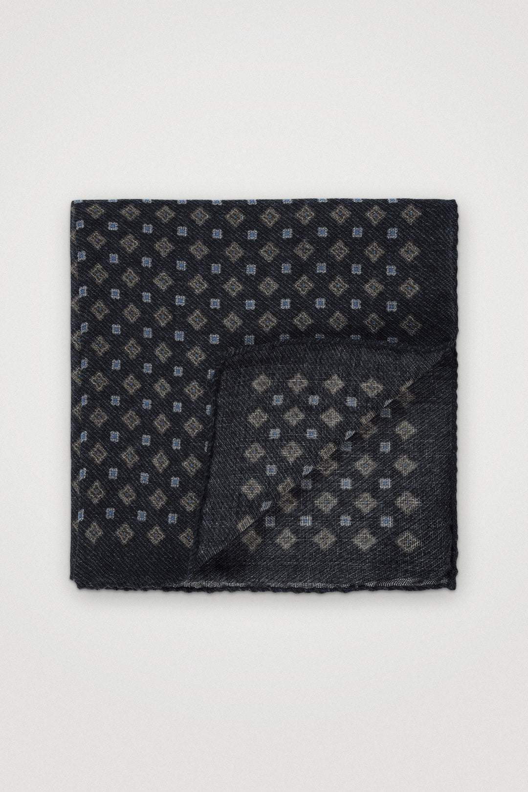 Wool Pocket Square With Medallion Pattern Navy melange – Amanda Christensen, framifrån