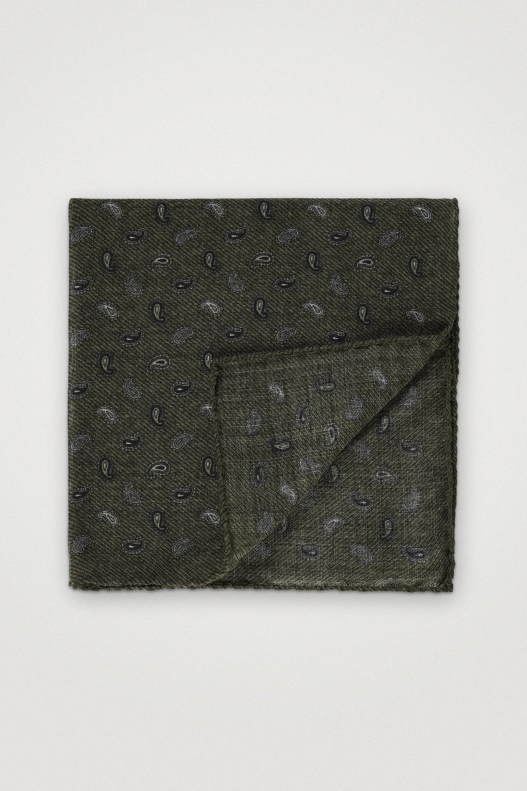 Wool Pocket Square With Paisley Pattern Olive melange – Amanda Christensen, framifrån