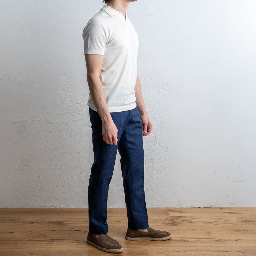 Open Polo Neck ECRU – ADVERB, helbild på modell i profil
