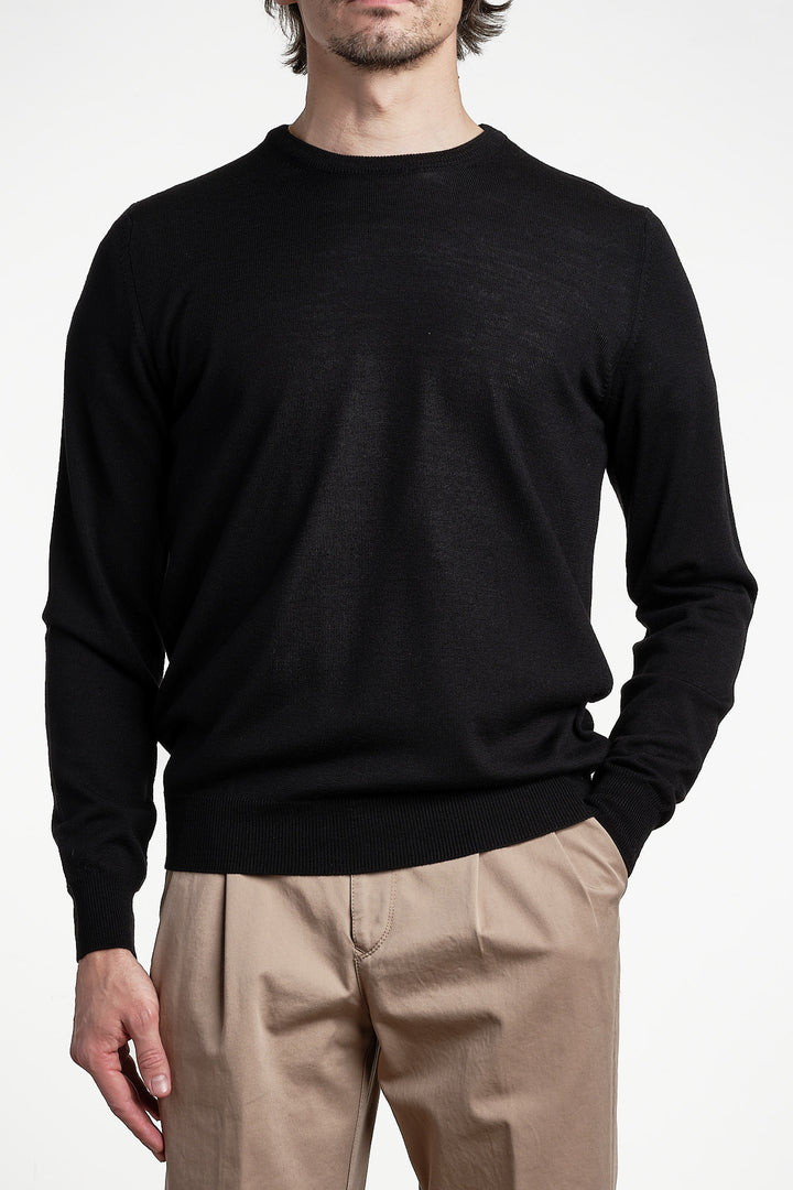 Superfine Merino Crewneck Black – Adverb, framifrån