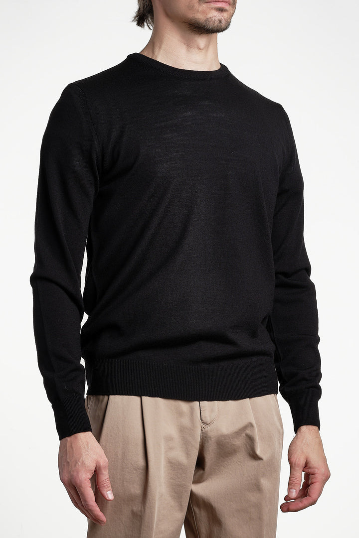 Superfine Merino Crewneck Black – Adverb, snett framifrån