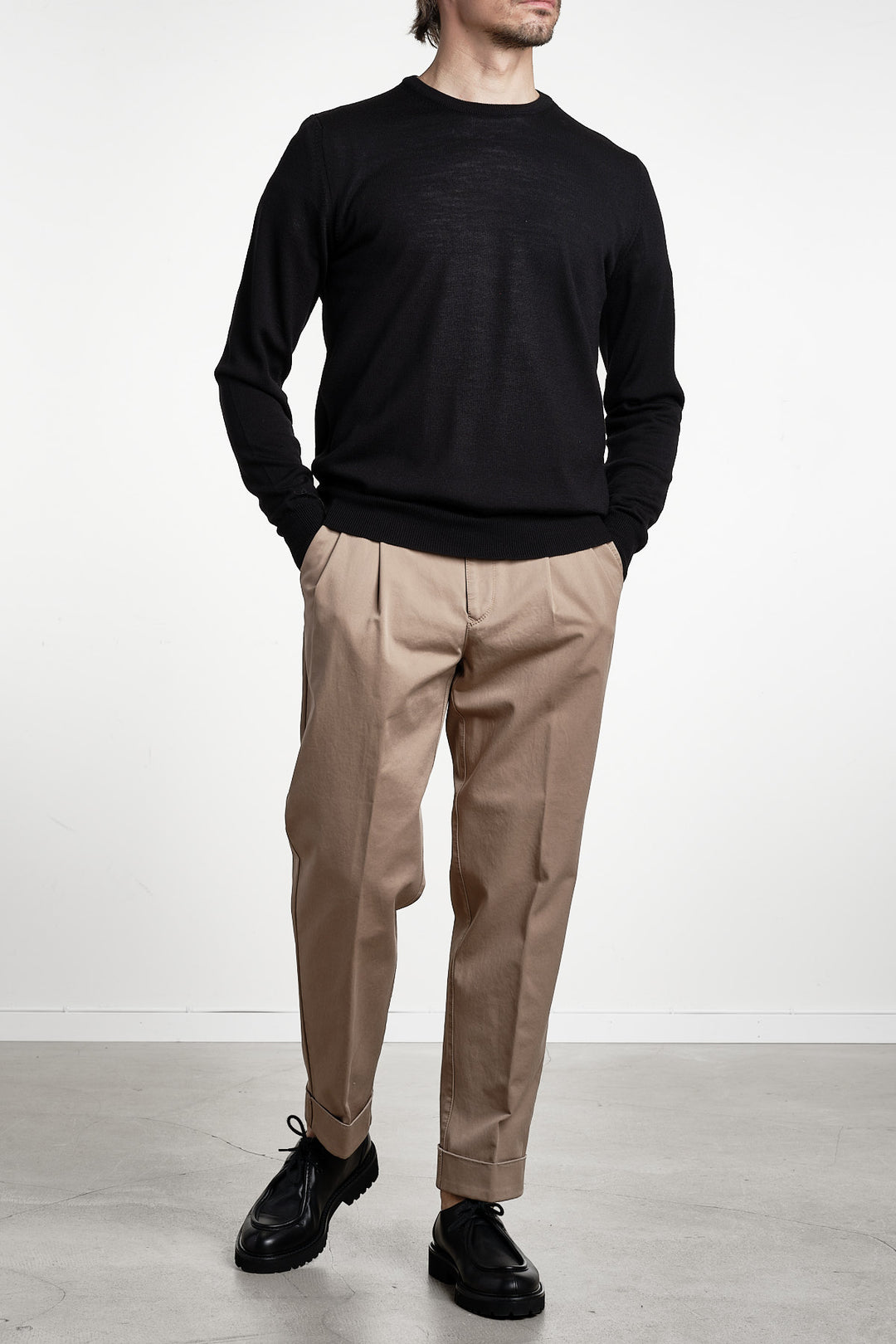 Superfine Merino Crewneck Black – Adverb, helfigur framifrån