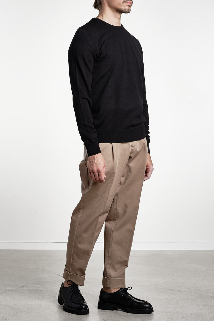 Superfine Merino Crewneck Black – Adverb, helfigur från sidan