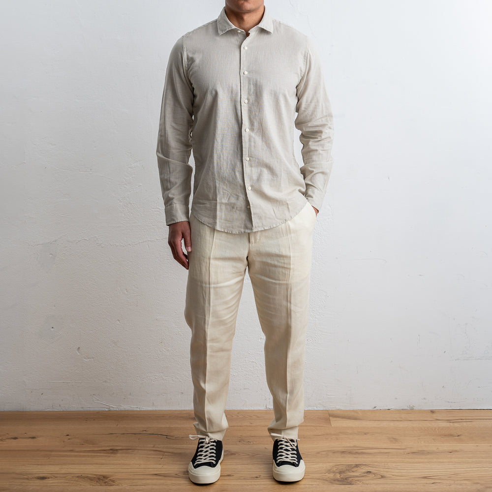 Cotton Linen Shirt SAND – ADVERB, helbild på modell framifrån