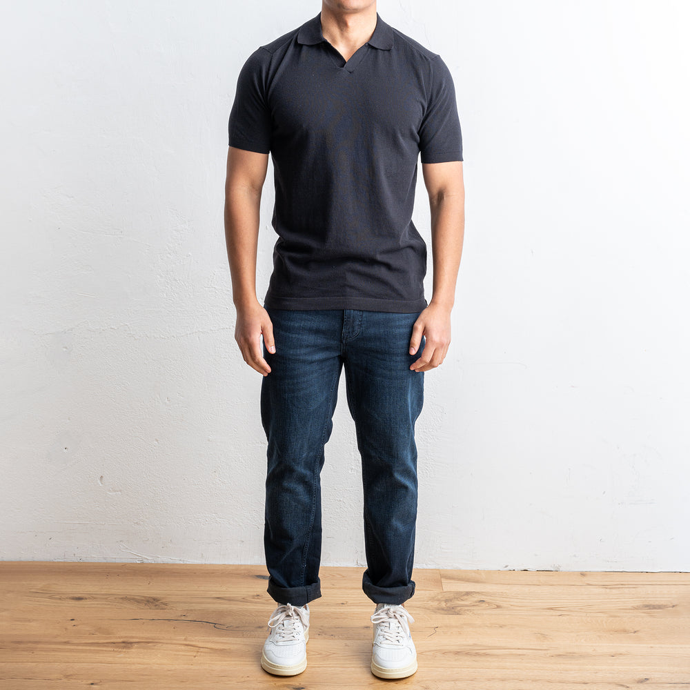 Open Polo Neck Black – ADVERB, helbild på modell framifrån