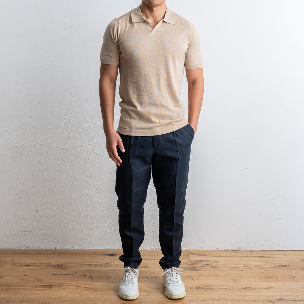 Open Polo Neck Beige – ADVERB, helbild på modell framifrån