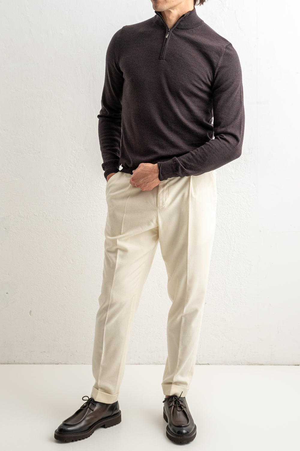 Superfine Merino Halfzip Brown – ADVERB, helbild på modell framifrån, handen i fickan