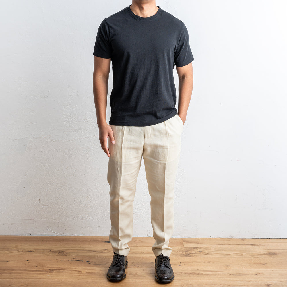 Cotton Slubwash T-shirt Black – ADVERB, helbild på modell framifrån
