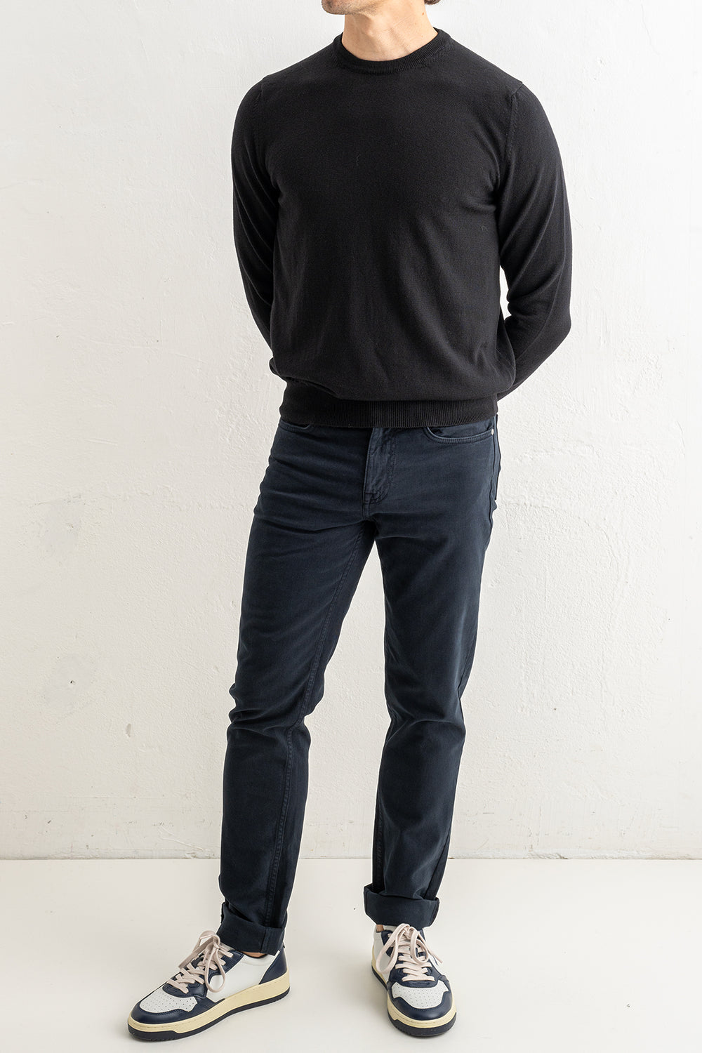 Superfine Merino Crewneck Black – ADVERB, helbild på modell framifrån med sneakers