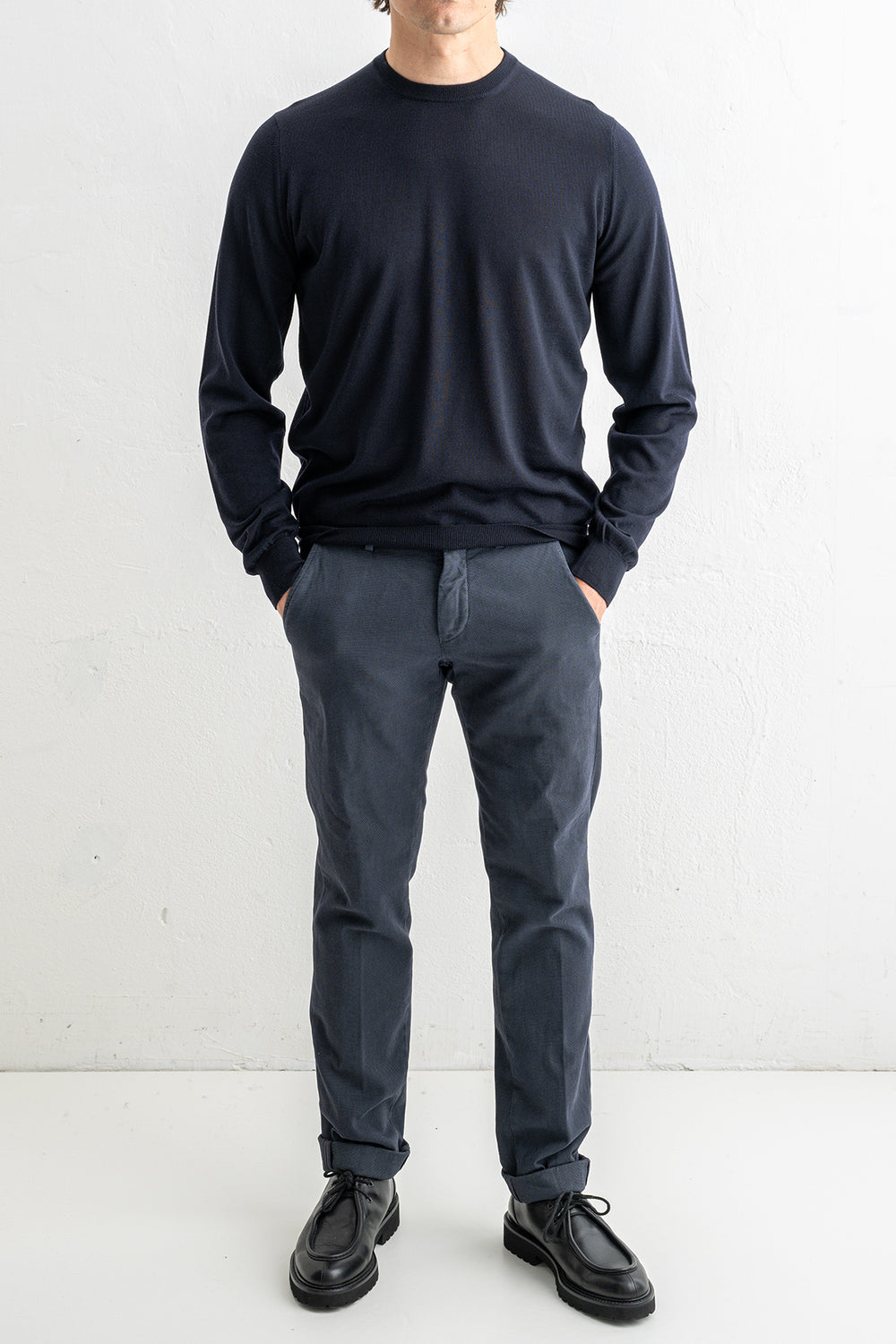 Superfine Merino Crewneck Navy – ADVERB, helbild på modell framifrån med mörka skor