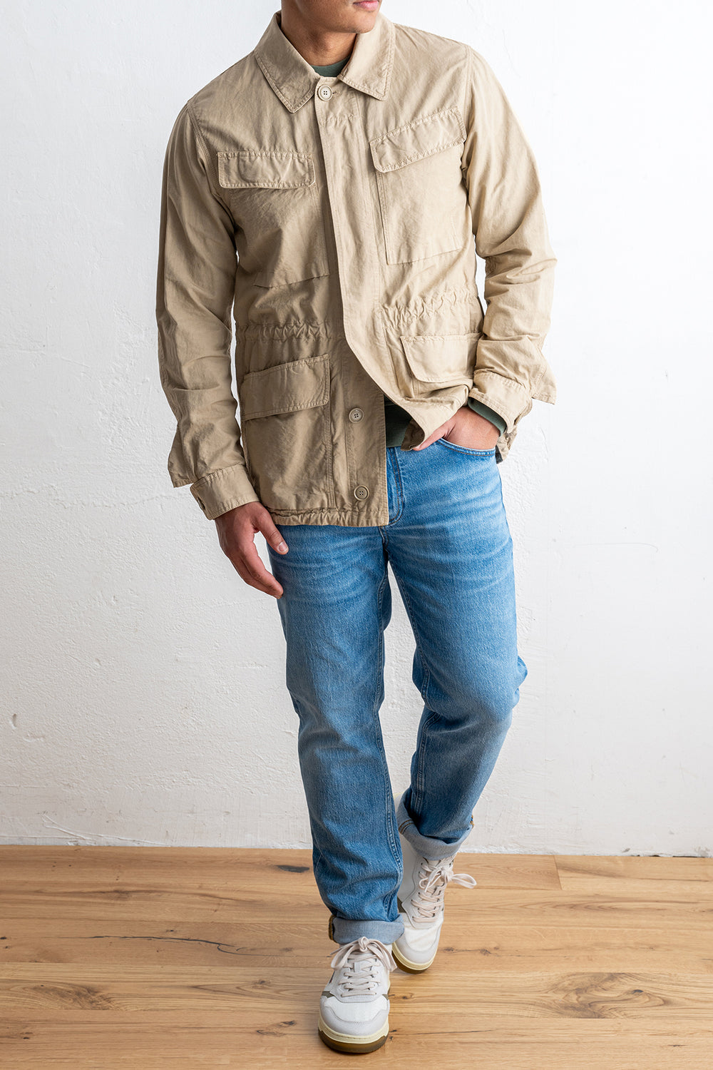 BASTOGNE COTTON LINEN FIELD JACKET Beige – ASPESI, helbild på modell framifrån med jeans