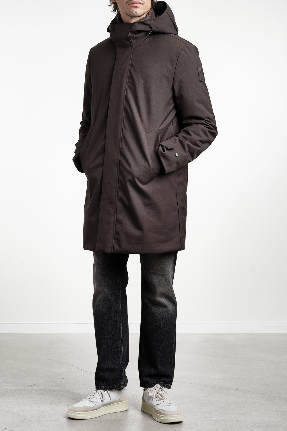 Hooded Parka Coffee – BOMBOOGIE, helbild på modell framifrån, jeans