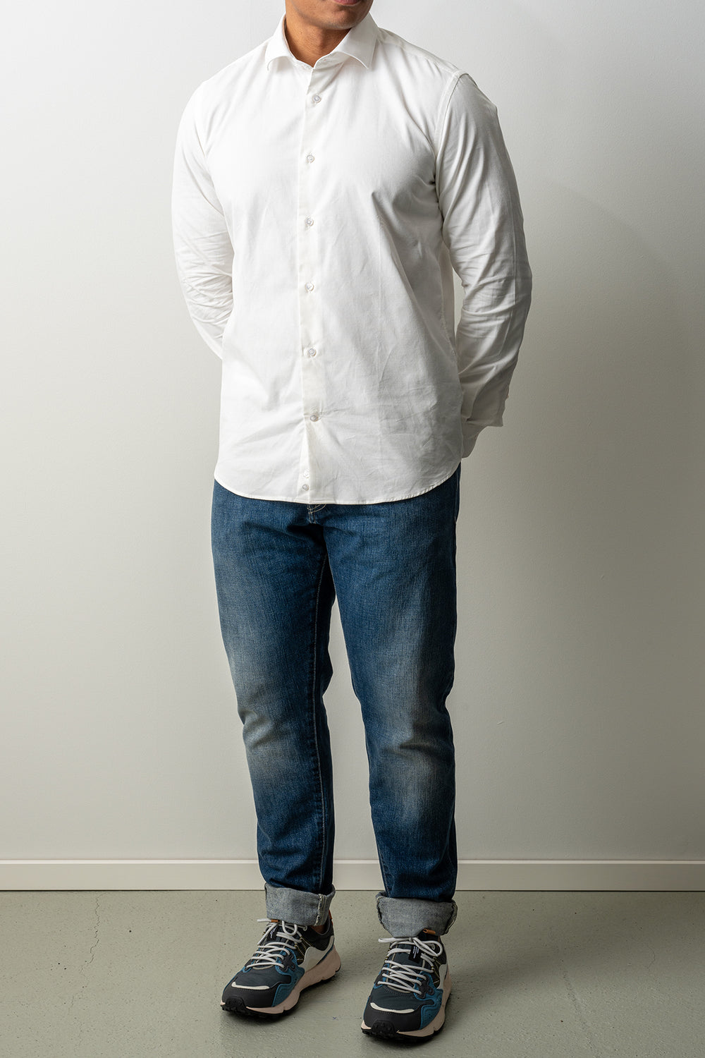 Baby Cord Cotton Shirt ECRU – ADVERB, helbild på modell framifrån med jeans