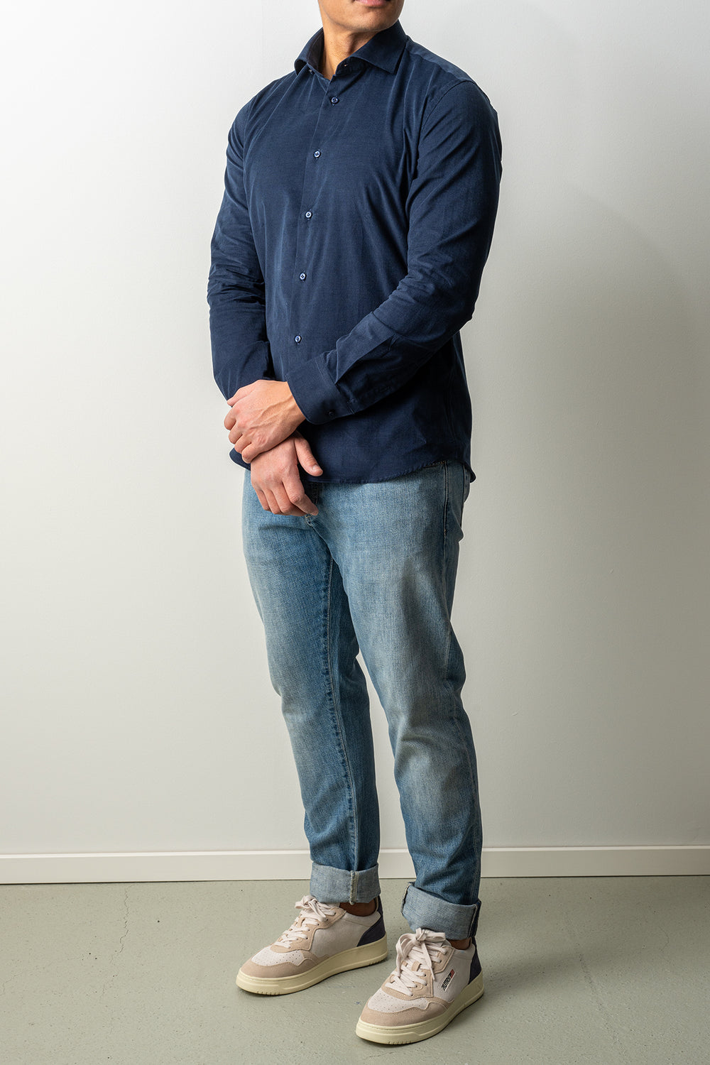 Baby Cord Cotton Shirt Navy – ADVERB, helbild på modell framifrån