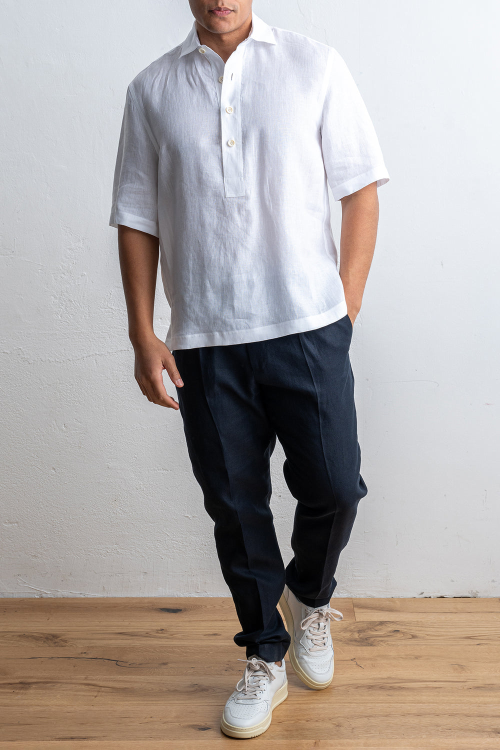 Bussarong Linen Shirt White – LARDINI, helbild framifrån på modell