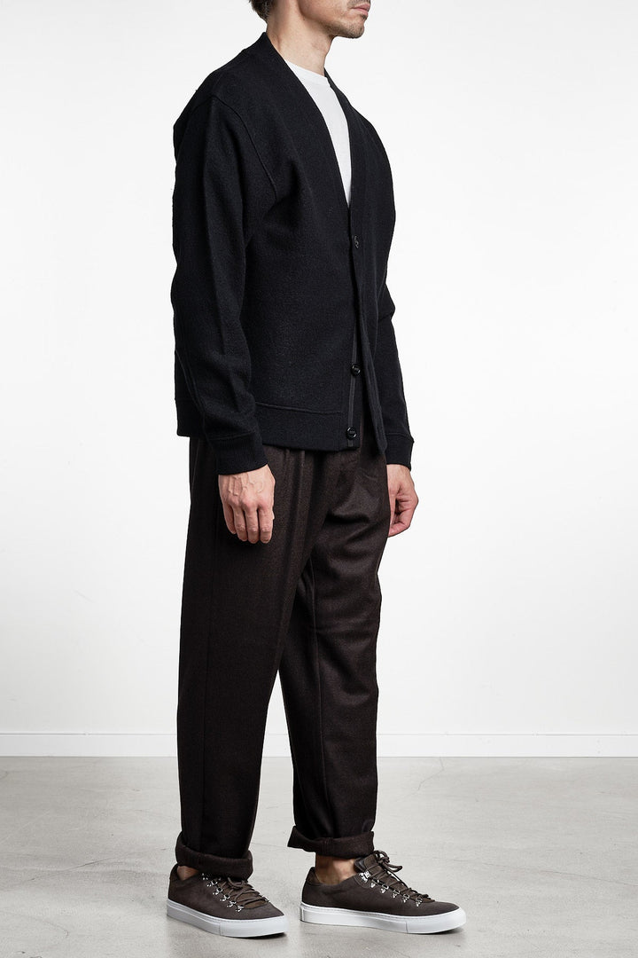 Seaham Boiled Wool Cardigan Black – Cesar Equipment, closeup på materialet