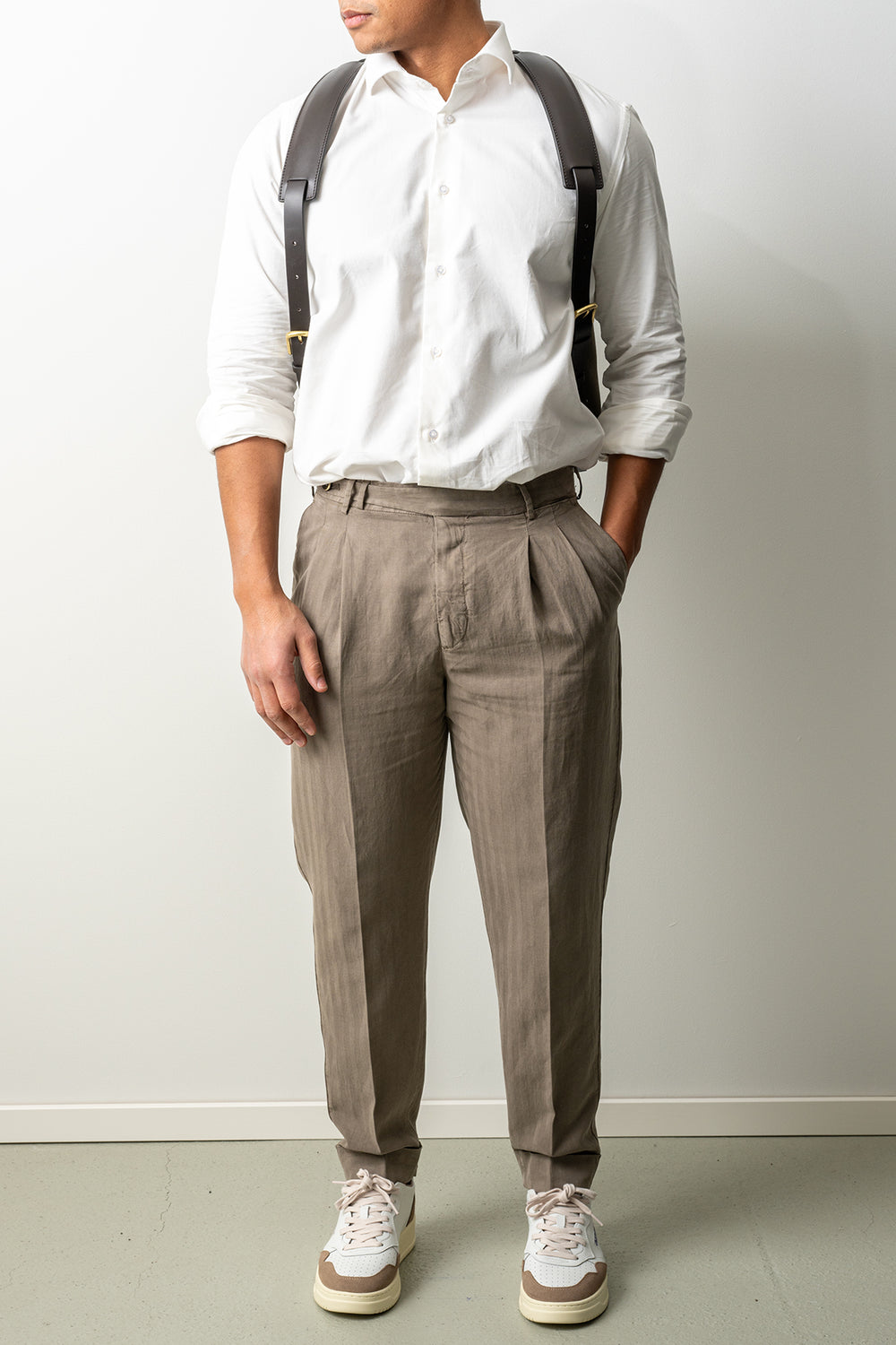 Carrot Two Pleat Cotton Linen Trouser KHAKI GREY – PT TORINO, helbild på modell framifrån, ryggsäck på ryggen
