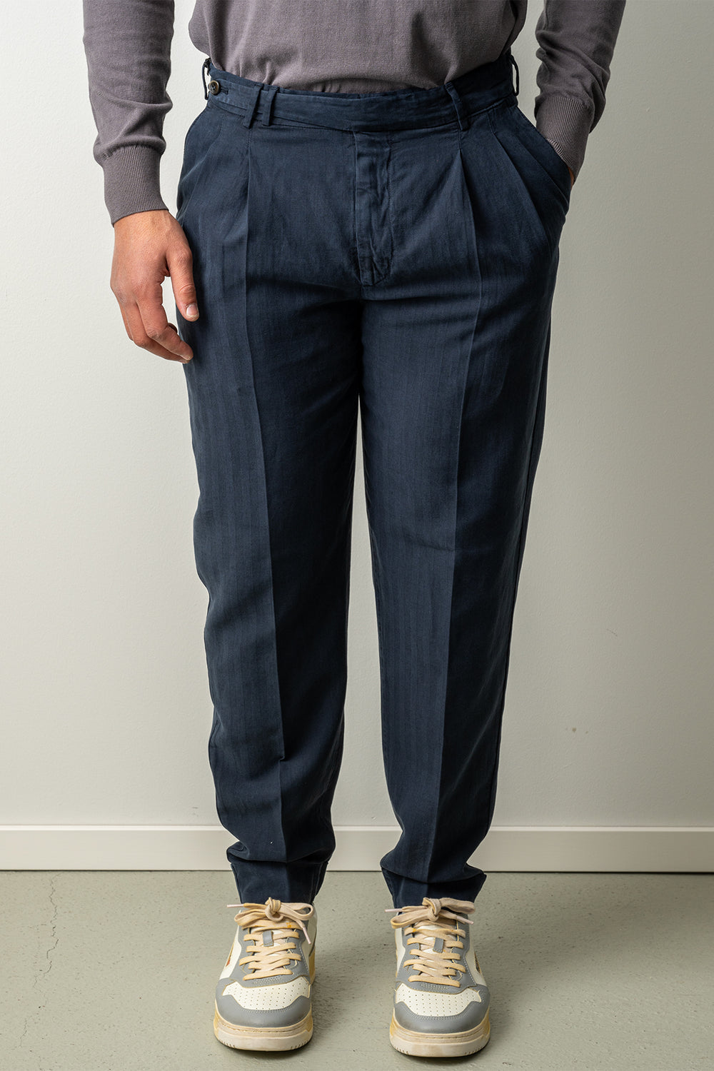 Carrot Two Pleat Cotton Linen Trouser Navy – PT TORINO, på modell framifrån, nedre delen av kroppen med pressveck