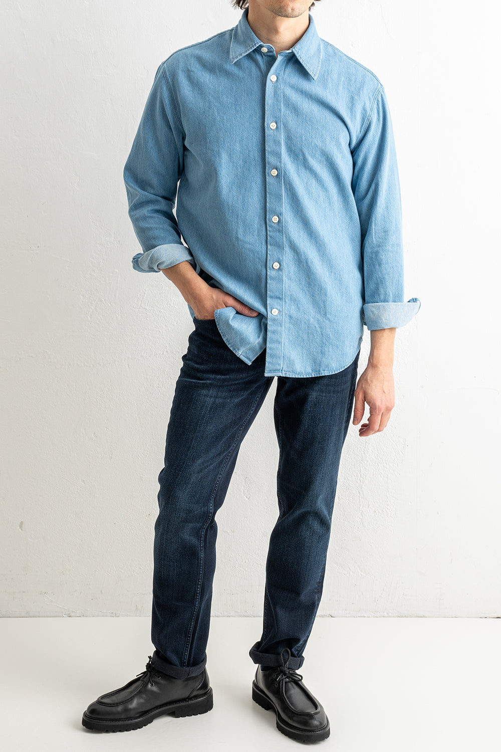 Casper 50033 BLUE DENIM – NN07, helbild på modell framifrån, händerna i fickorna