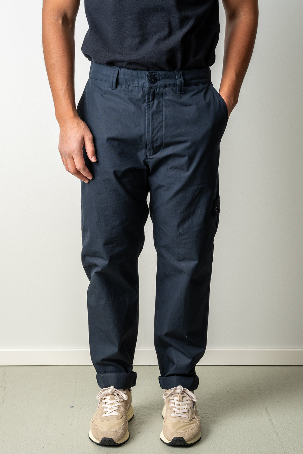 Cotton Canvas Ghost Trouser 3100018 Navy Blue – STONE ISLAND, på modell framifrån, nedre delen av kroppen, hand i fickan