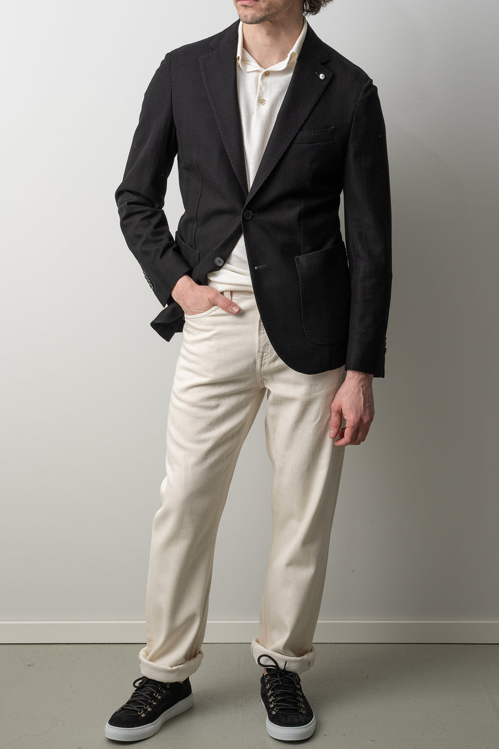 Cotton Jersey Knit Blazer Black – L.B.M. 1911, helbild på modell framifrån, hand i fickan