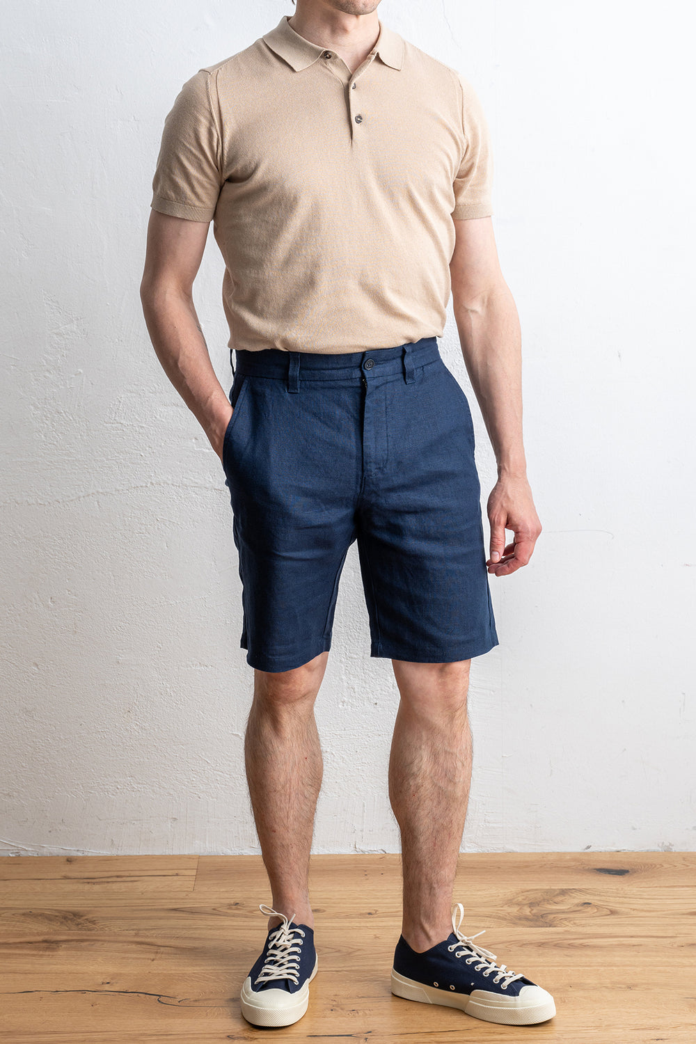 Crown Shorts 1454 Navy Blue – NN07, helbild på modell framifrån med polotröja och sneakers