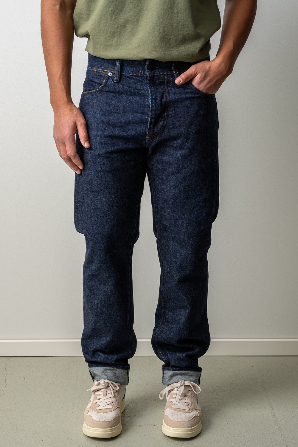Indigo Denim-Rinsed Jeans J100005 Blue Rinse – STONE ISLAND, på modell framifrån, hand i fickan