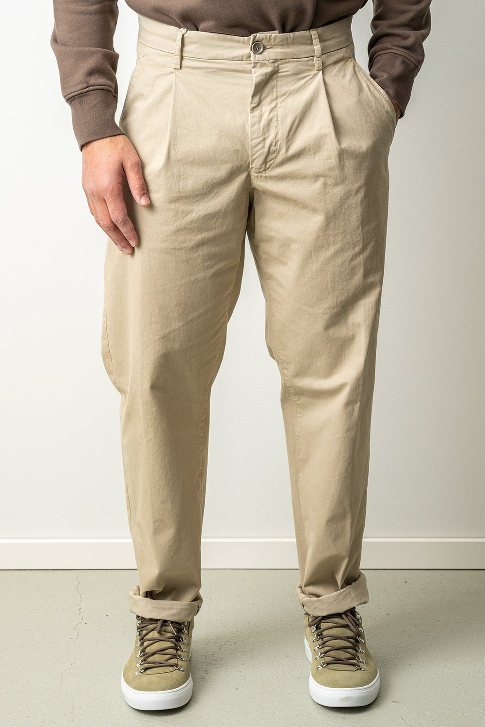 Pantalone Mono Trouser Beige – ASPESI, på modell framifrån, nedre delen av kroppen med pressveck