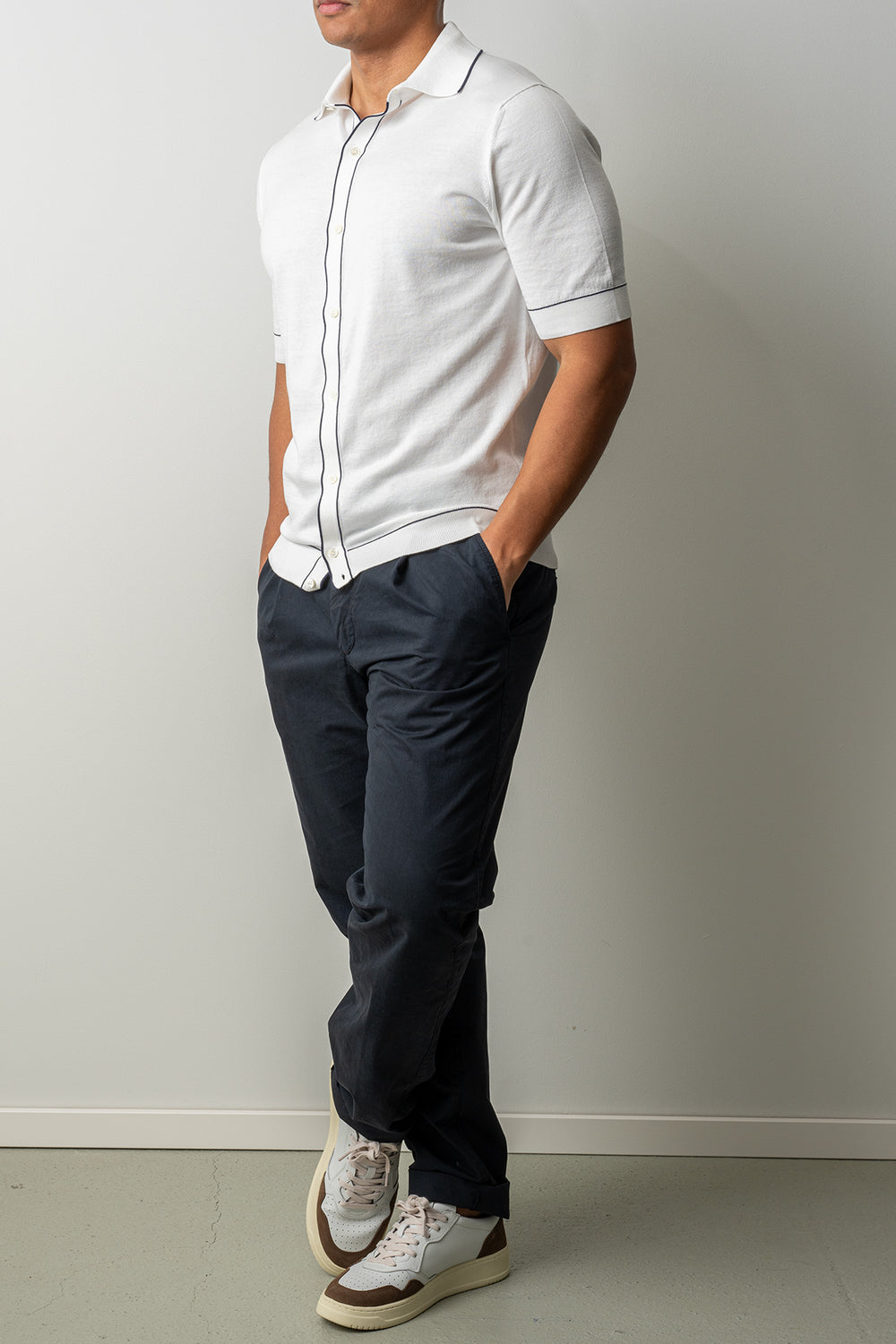 Luxury Cotton Polo Shirt SS White Blue – FILIPPO DE LAURENTIIS, helbild på modell framifrån, hand i fickan