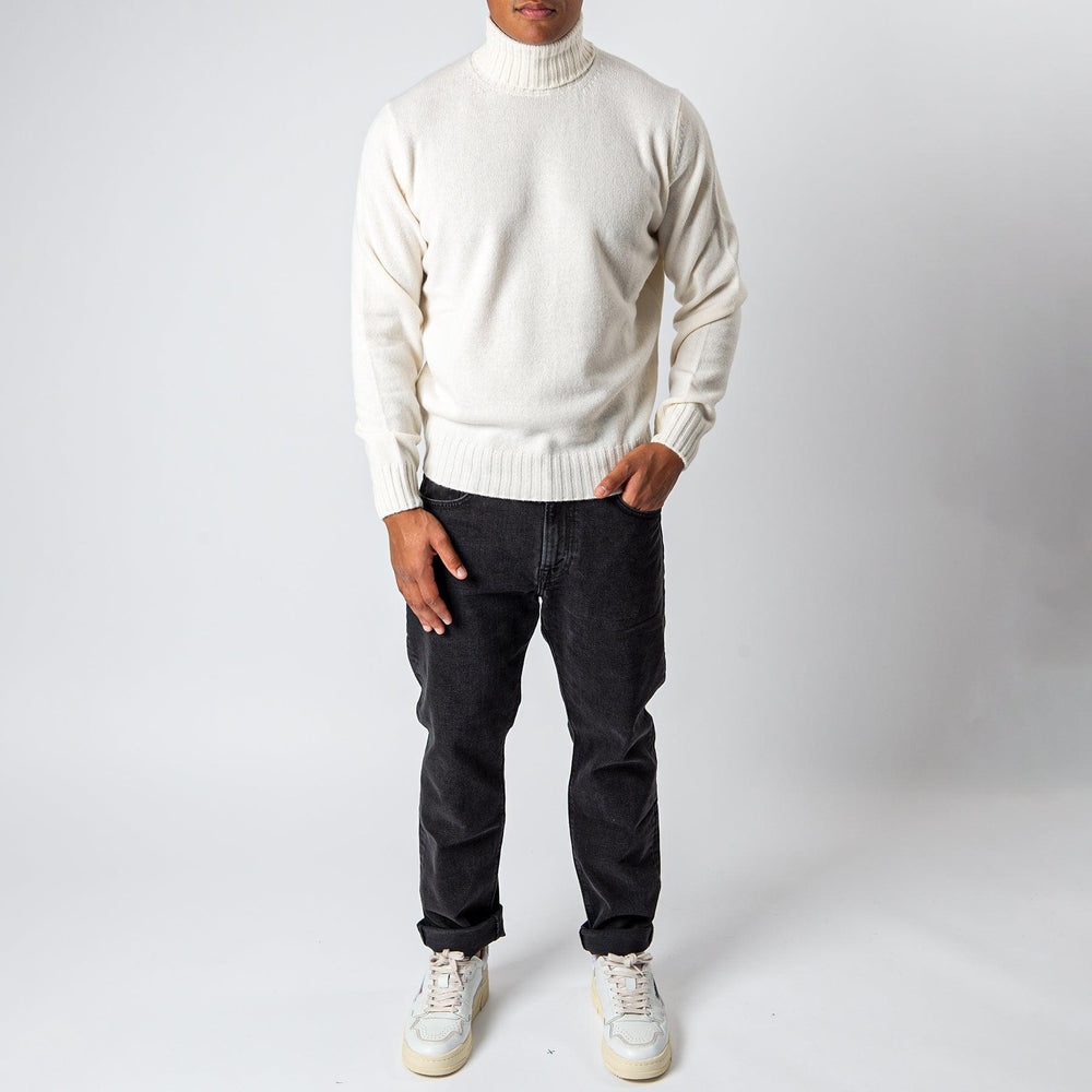 Wool Cashmere Turtleneck Offwhite – FILIPPO DE LAURENTIIS, helbild på modell framifrån med mörka jeans
