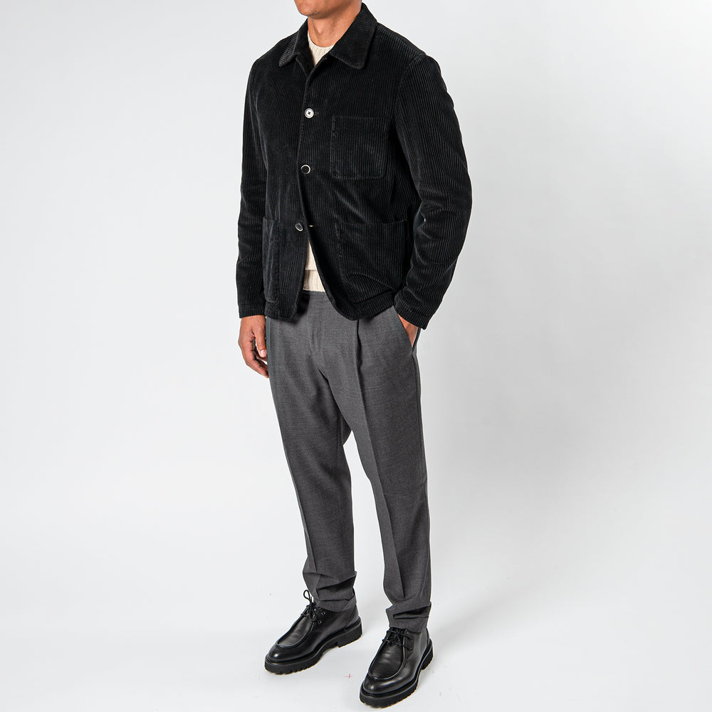Rebel Wool Batavia Trouser Antracite – PT TORINO, helbild på modell framifrån med svart jacka