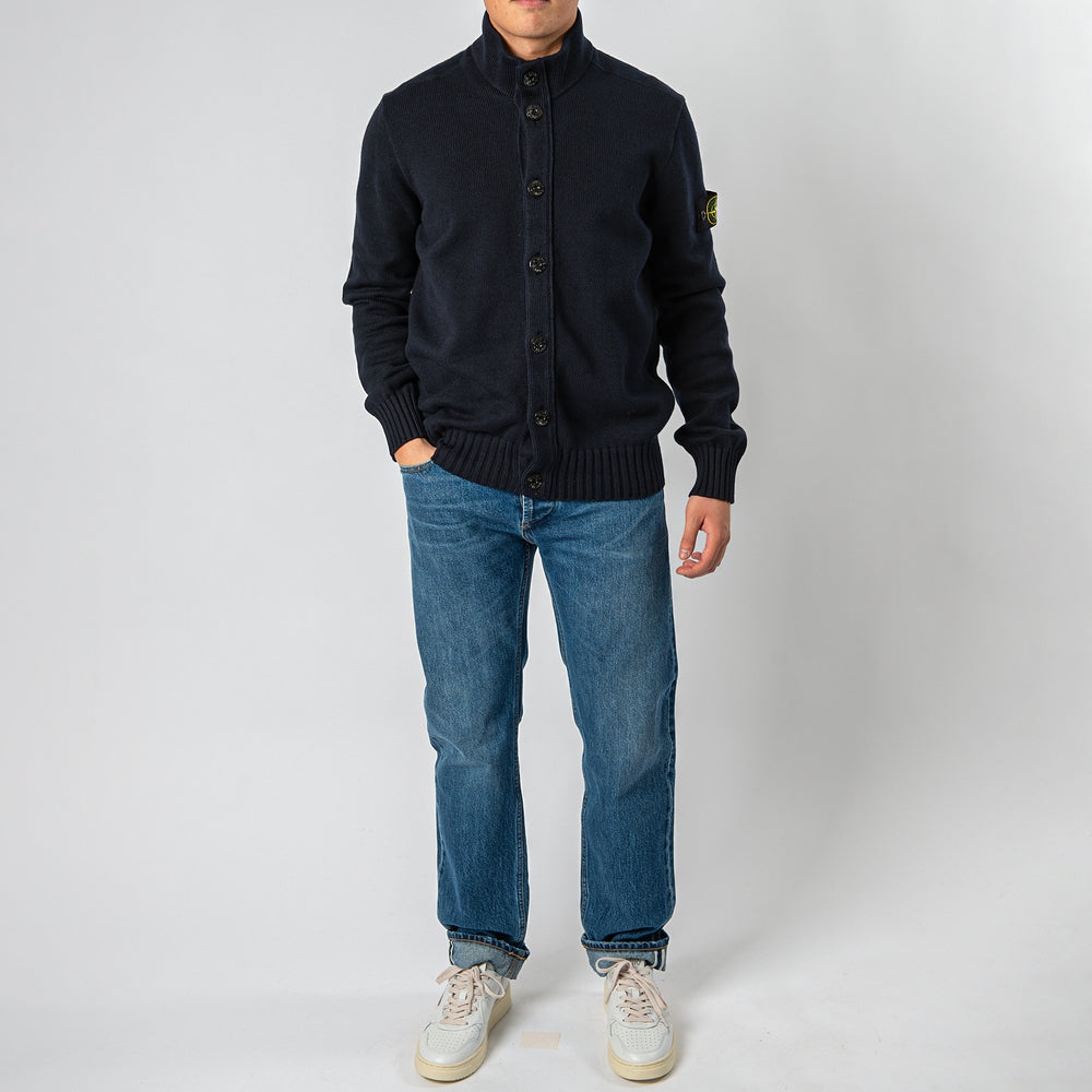 Knitted Cotton Sweater Navy – STONE ISLAND, helbild på modell framifrån med jeans