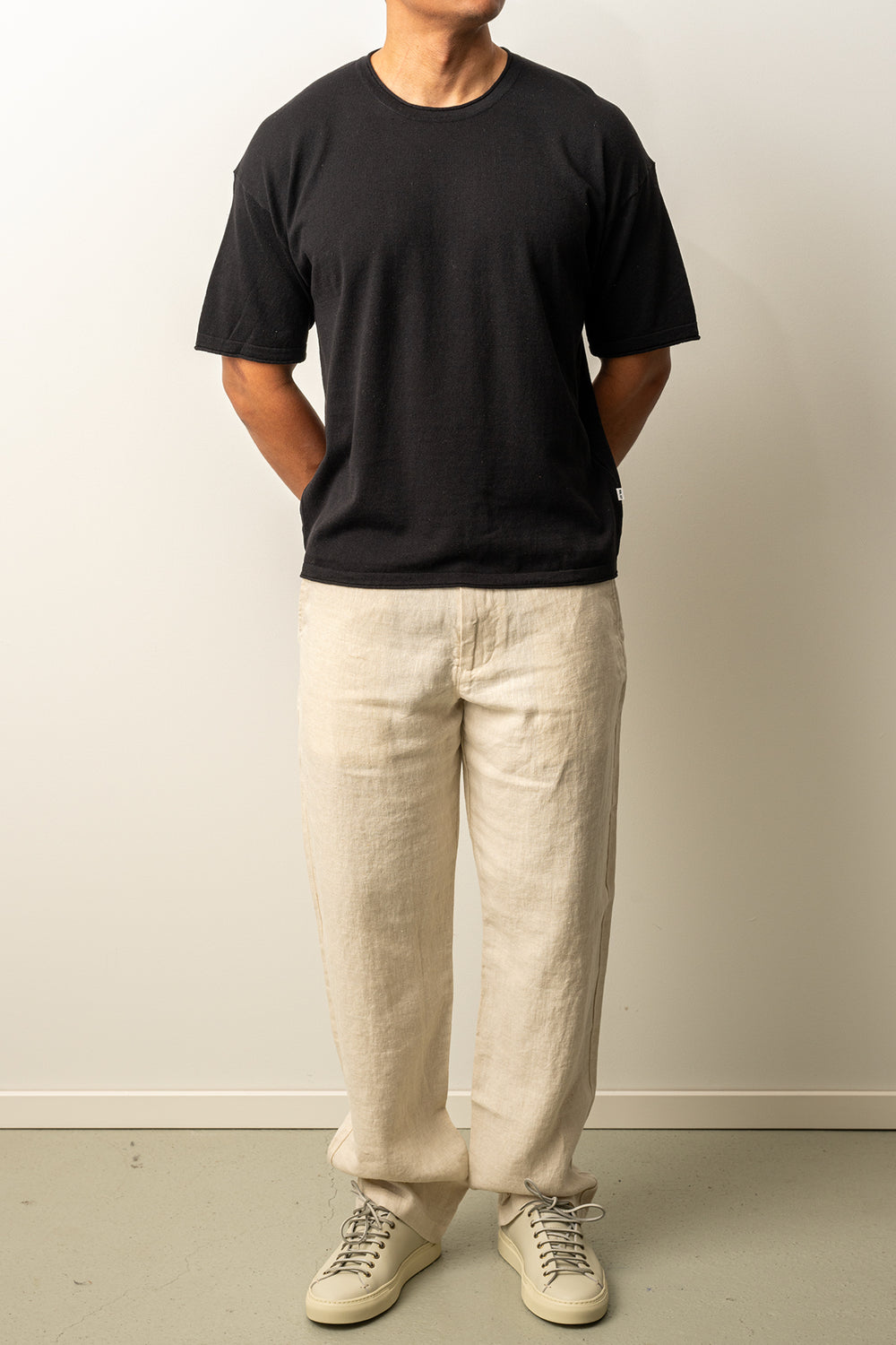 Ryan Tee 6311 Black – NN07, helbild på modell framifrån, händerna bakom ryggen