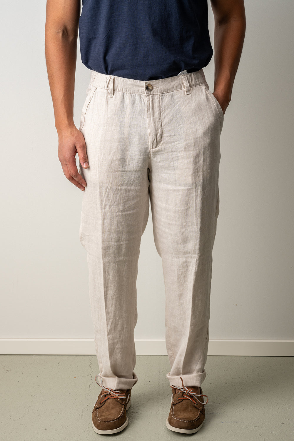 Drawstring Linen Trousers Beige – ADVERB, framifrån på modell, hela byxorna