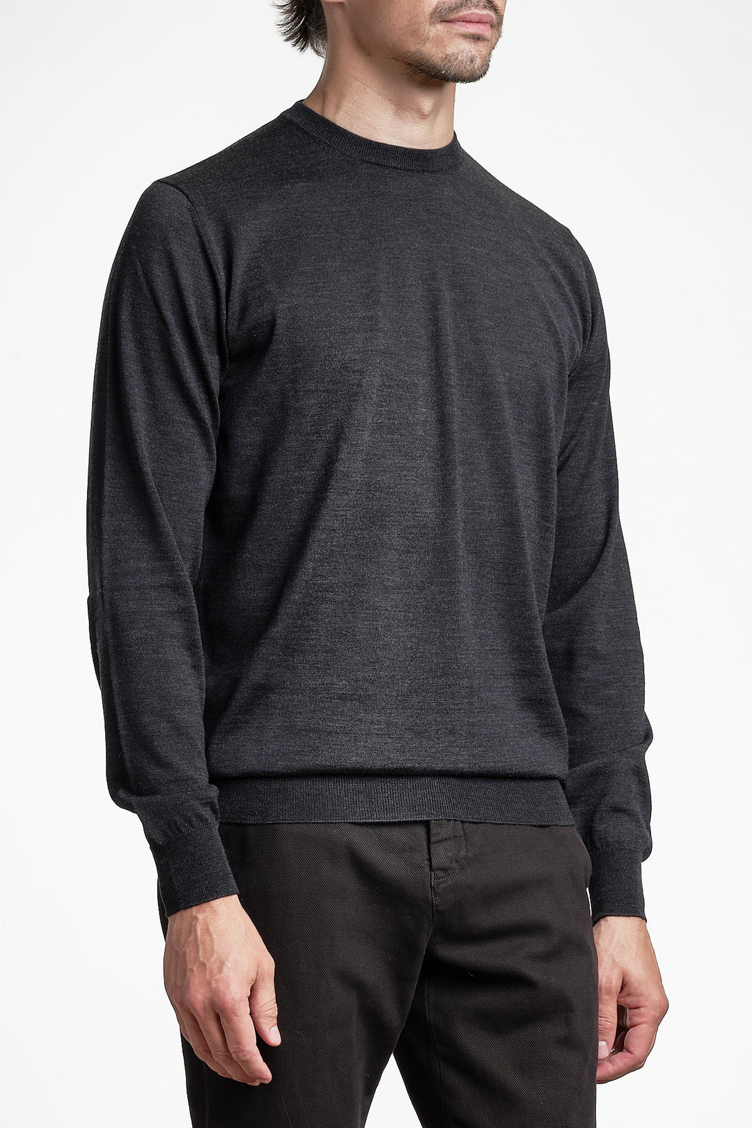 Crewneck Sweater Royal Merino Antracite – Filippo De Laurentiis, snett framifrån