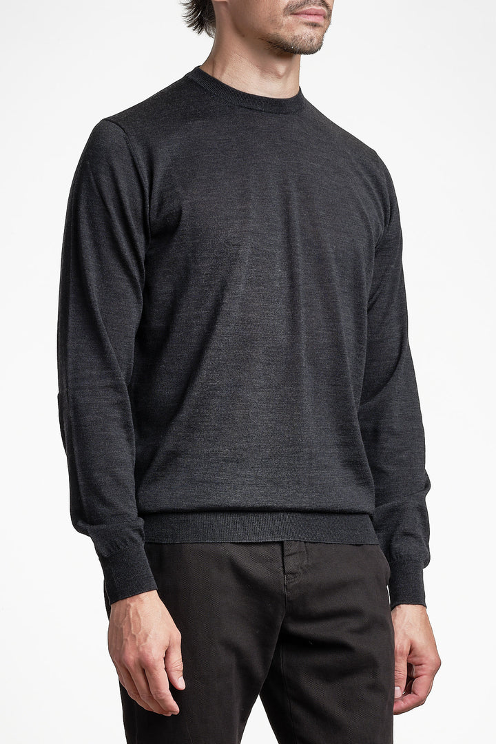Crewneck Sweater Royal Merino Antracite – Filippo De Laurentiis, snett framifrån